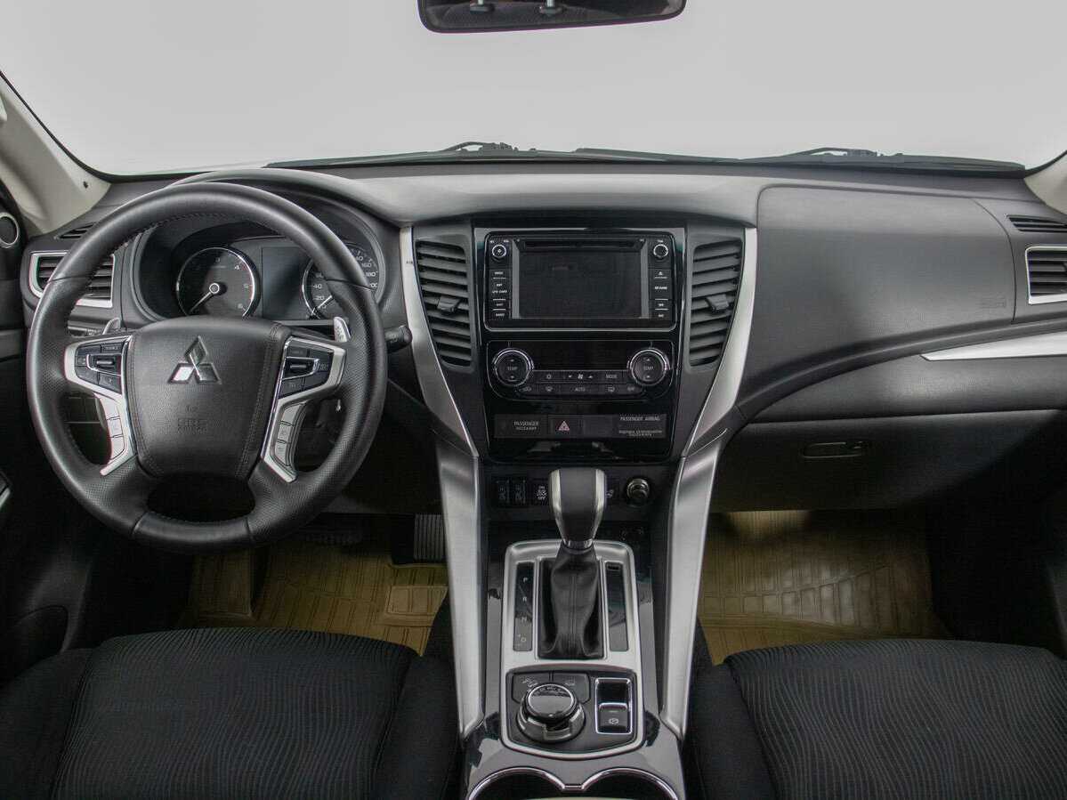 Mitsubishi Pajero Sport 2017 года с пробегом. Фото: #13