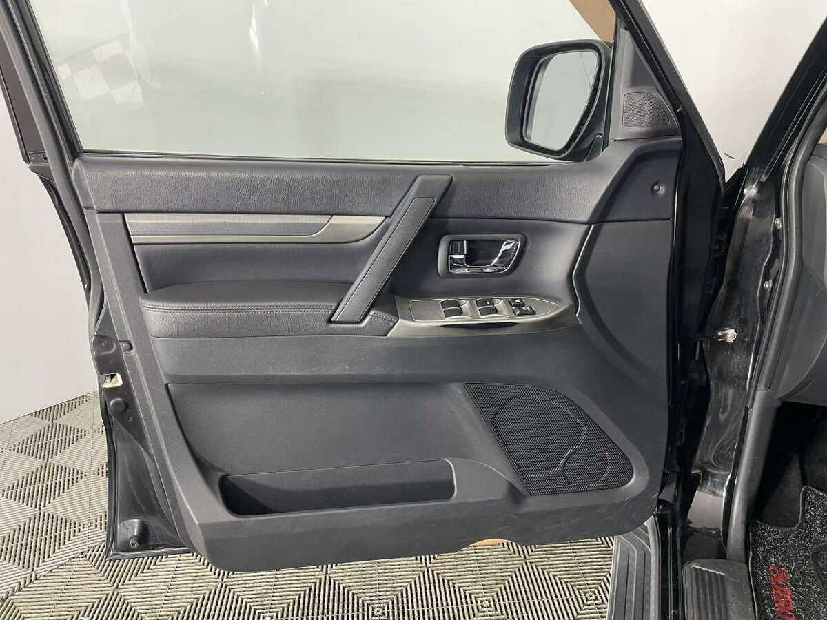 Mitsubishi Pajero 2012 года с пробегом. Фото: #7