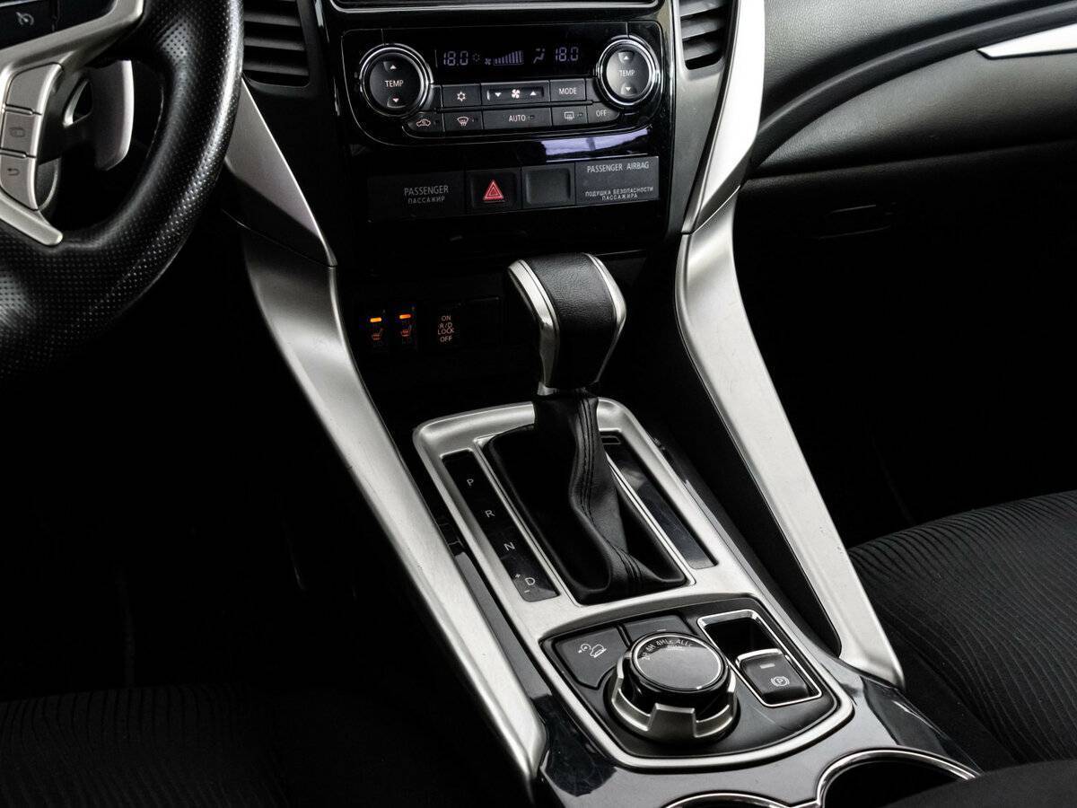 Mitsubishi Pajero Sport 2017 года с пробегом. Фото: #9