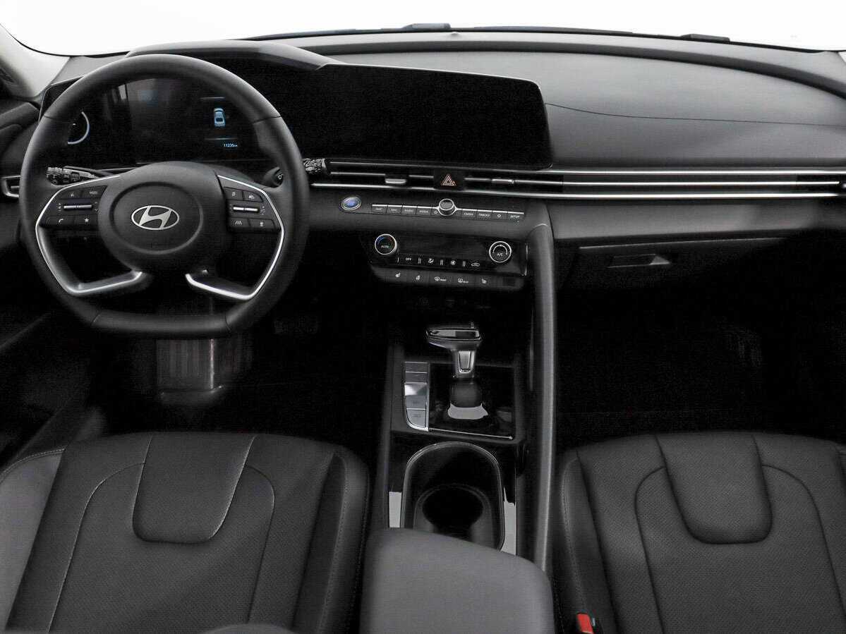 Hyundai Elantra 2024 года с пробегом. Фото: #14