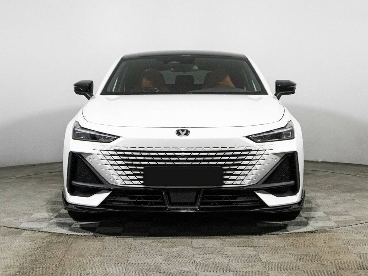 Б/У Чанган УНИ-В 2023 года. Фото: #1