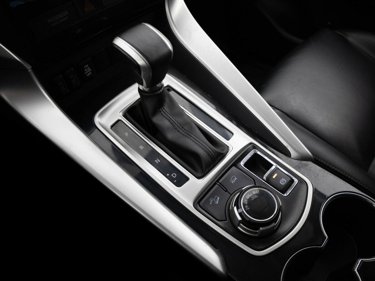 Б/У Митсубиши Паджеро Спорт 2016 года. Фото: #6