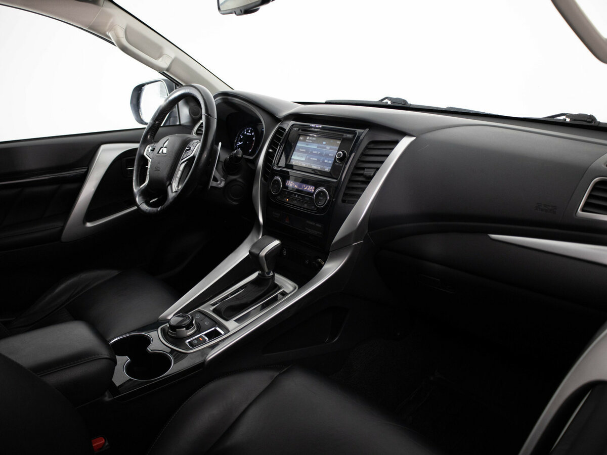 Б/У Митсубиши Паджеро Спорт 2016 года. Фото: #10