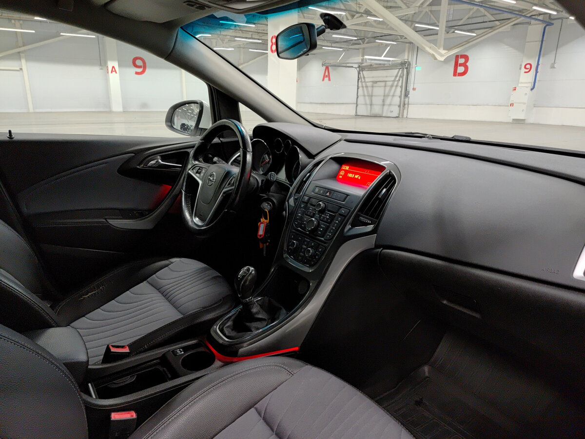 Б/У Опель Астра 2013 года. Фото: #10