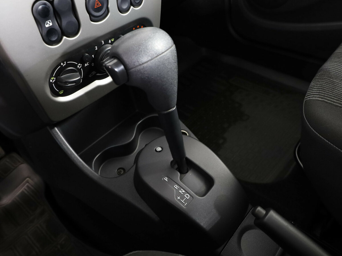 Б/У Рено Логан 2015 года. Фото: #10