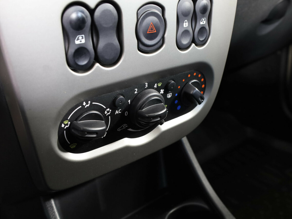 Б/У Рено Логан 2015 года. Фото: #11