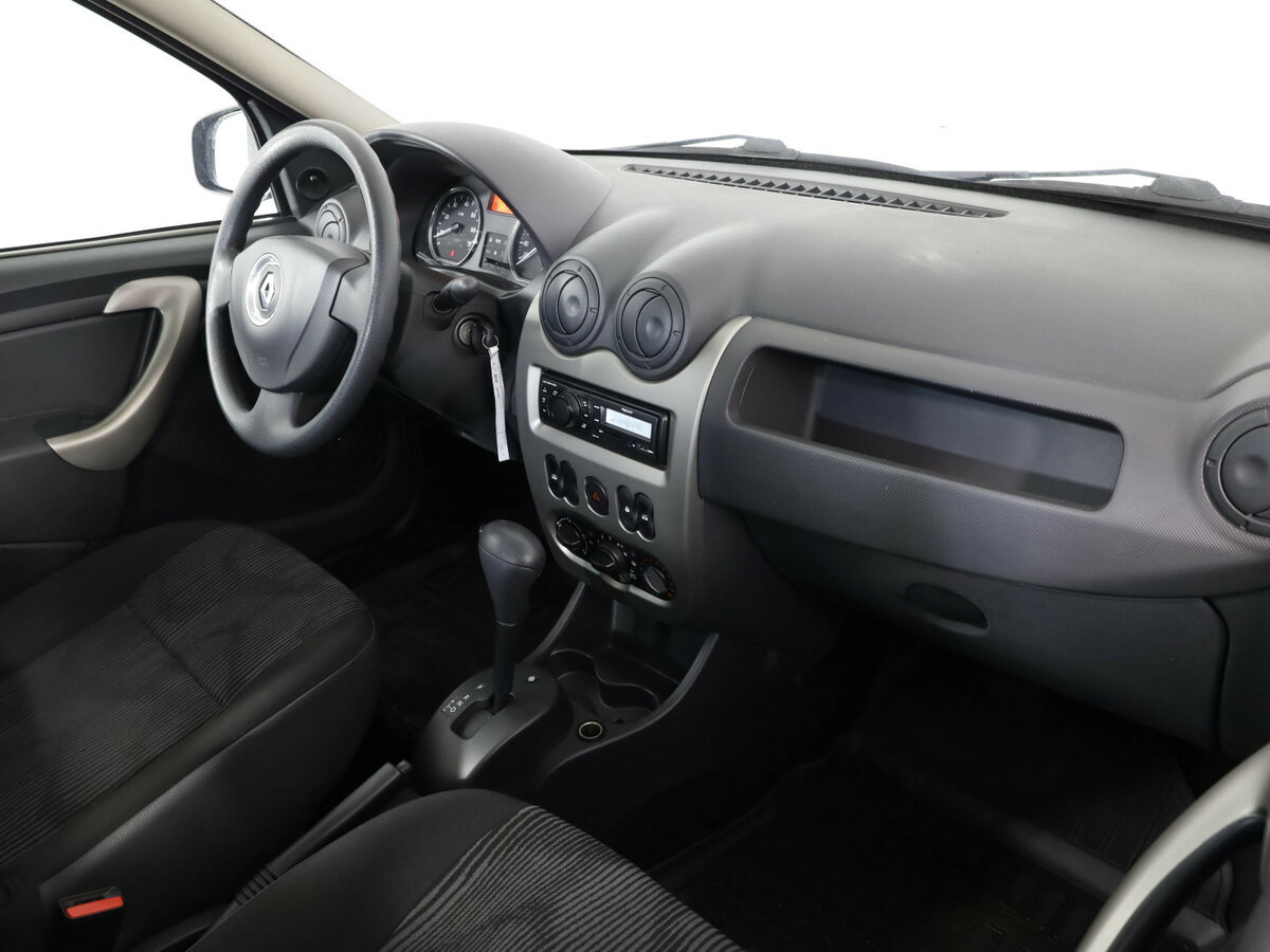 Б/У Рено Логан 2015 года. Фото: #14