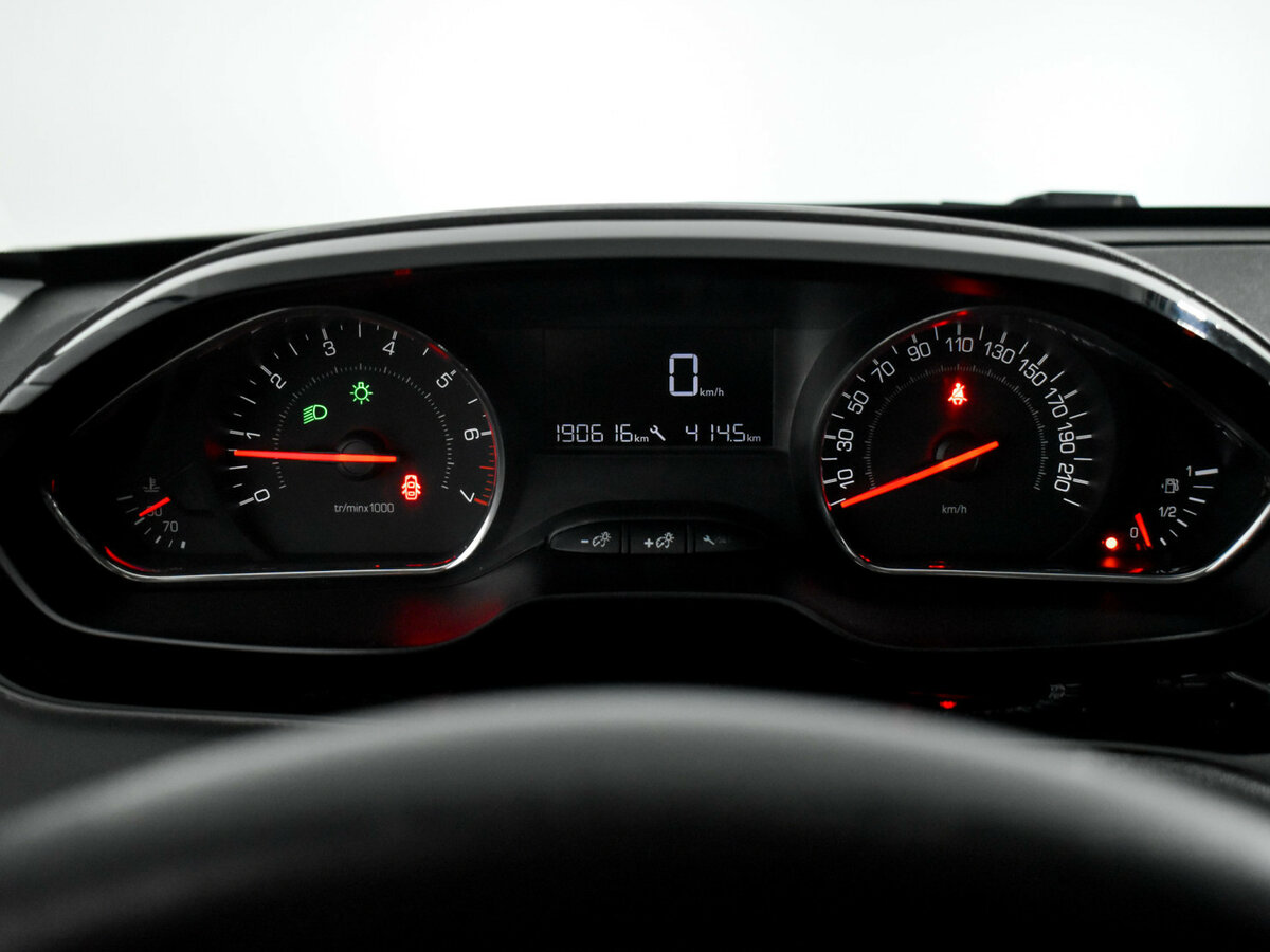 Б/У Пежо 208 2013 года. Фото: #16