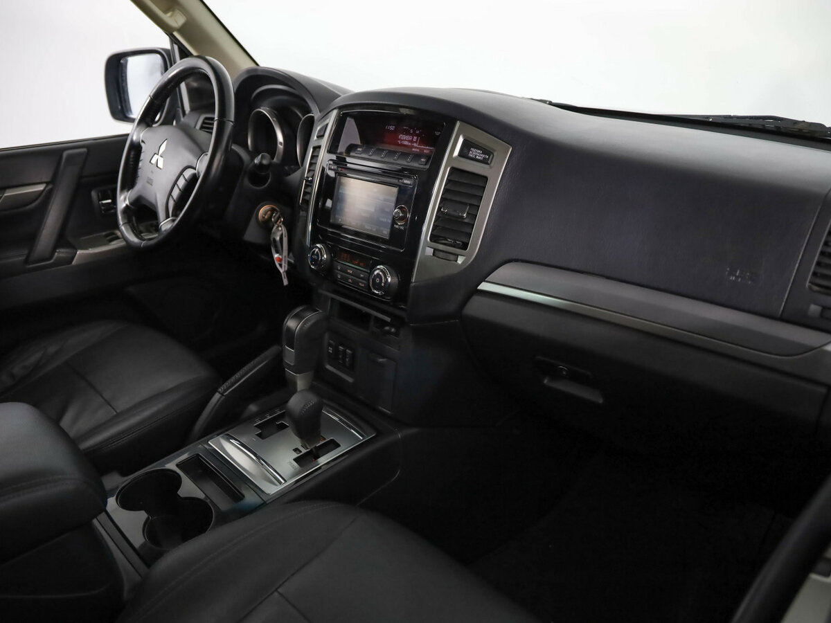 Б/У Митсубиши Паджеро 2015 года. Фото: #17